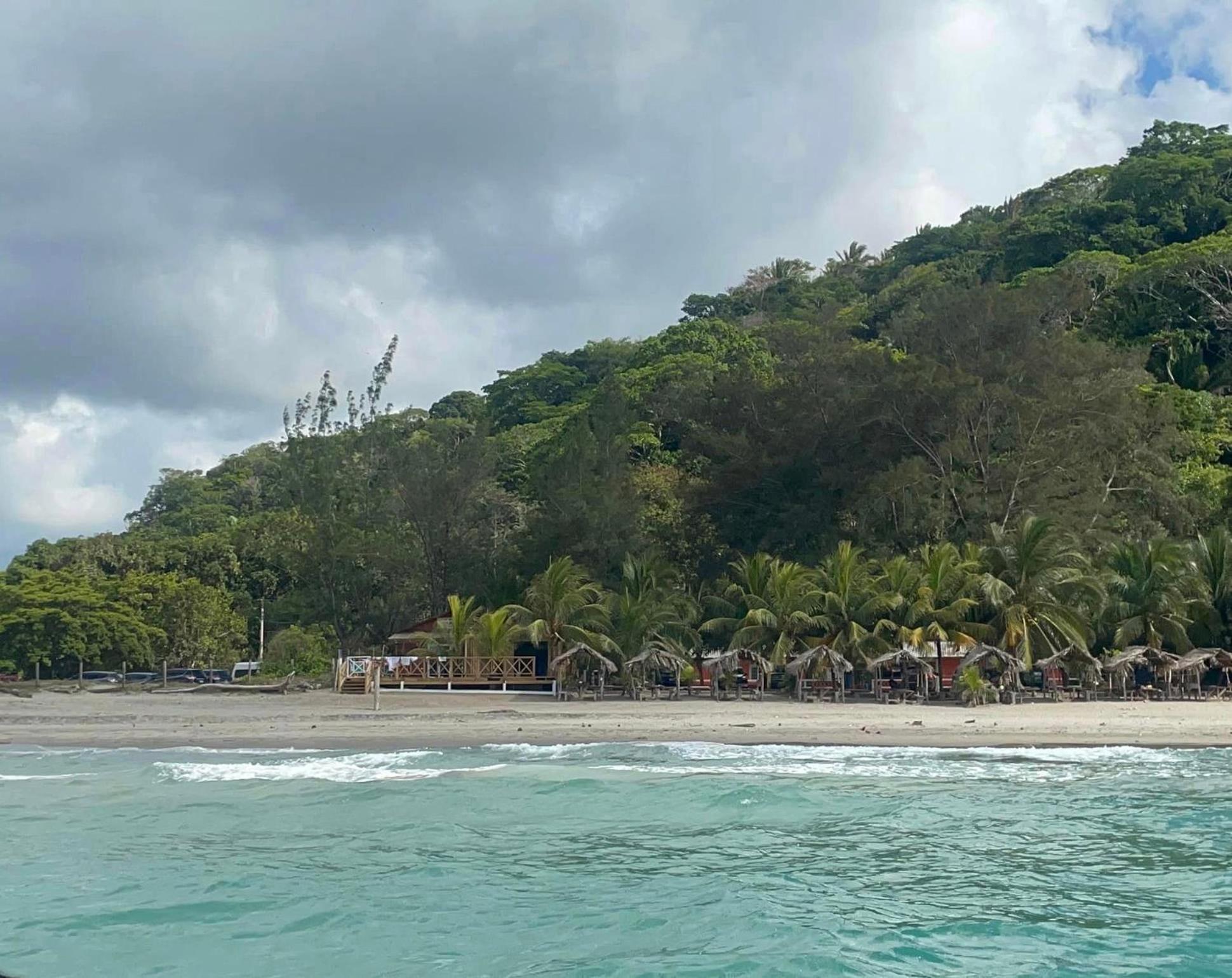 Villa Devonia - Beachfront Cabins With Pool At Tela, Hn Exterior foto